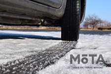 雪とスタッドレスのイメージ