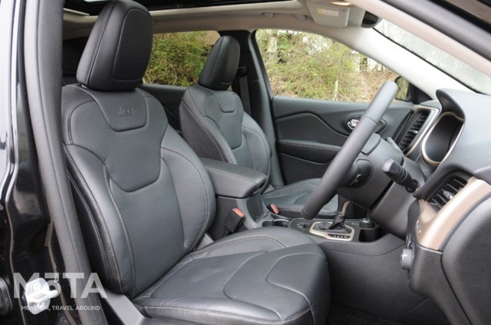 ジープ チェロキー リミテッドの内装