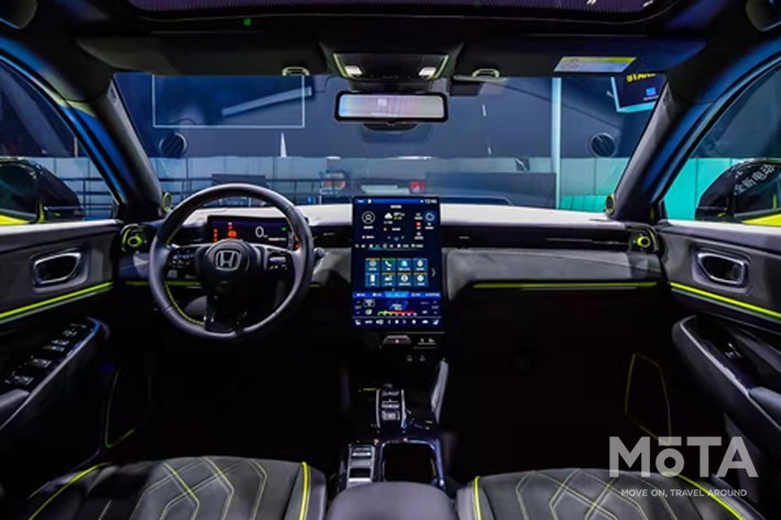 シフトはアコードやインサイトなどと同様のボタン式を採用。サイドミラーは従来通り鏡式となっている