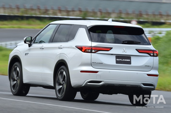 アウトランダーでは最新モデルらしく先進安全装備も充実