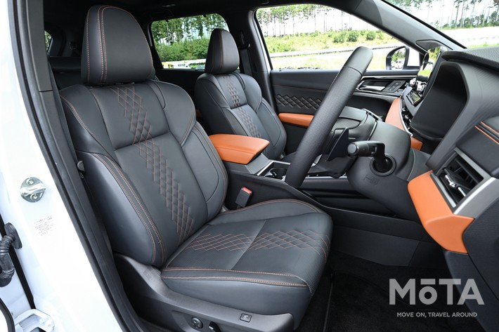 最上級グレードはオレンジのステッチが入り、インパネ全体にもオレンジの挿し色が特徴だ