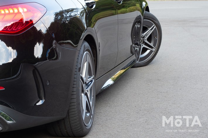 一方高速巡航時は前輪と同じ向きに舵を当てることで安定した走りを見せる