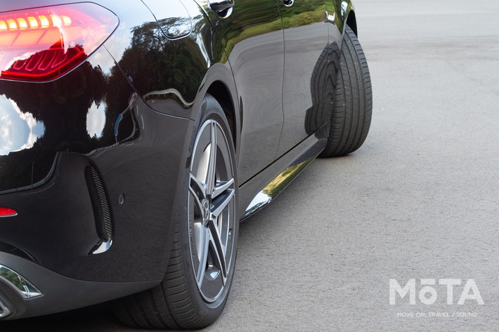 低速時は前輪と真逆に舵を当て、小回り性能を向上