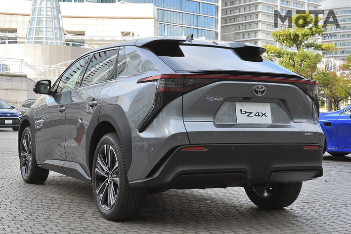 自動駐車支援機能はスマートキーで車外からも操作可能だ