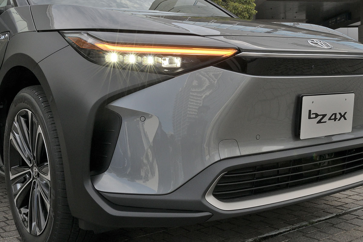 新型bz4xと新型ソルテラはソーラーパネル充電だけで年間1800キロ走行可能 30年で大きく進化した車載ソーラーパネル の歴史を振り返る 話題を先取り 新型車解説21 Mota