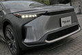 トヨタ新型EV「bZ4X」の内外装を写真でチェック│グリルレスのフロントマスクや、駐車やUターン時でも持ち替え不要な異形ステアリングホイールに注目