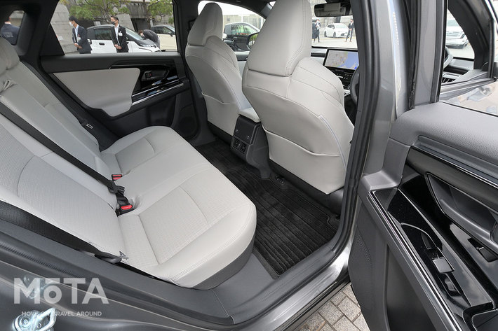 前後シート距離感は1000mmの広さを持つ