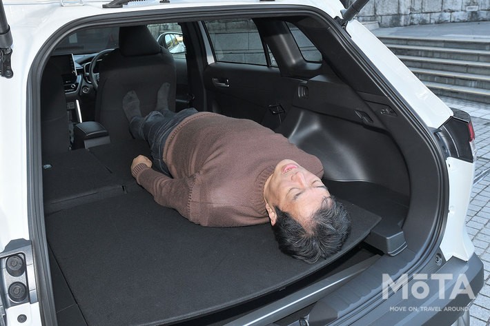 トヨタ 新型カローラクロス TOYOTA純正アクセサリー「ラゲージアクティブボックス」（2万8050円・消費税込）装着車／就寝者の身長：180cm（参考）[2021年12月発売予定]
