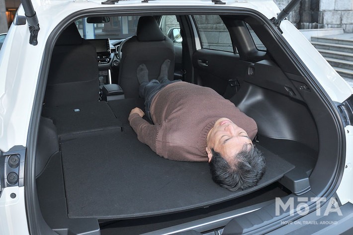 トヨタ 新型カローラクロス TOYOTA純正アクセサリー「ラゲージアクティブボックス」（2万8050円・消費税込）装着車／就寝者の身長：180cm（参考）[2021年12月発売予定]