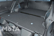 トヨタ 新型カローラクロス TOYOTA純正アクセサリー「ラゲージアクティブボックス」（2万8050円・消費税込）装着車[2021年12月発売予定]