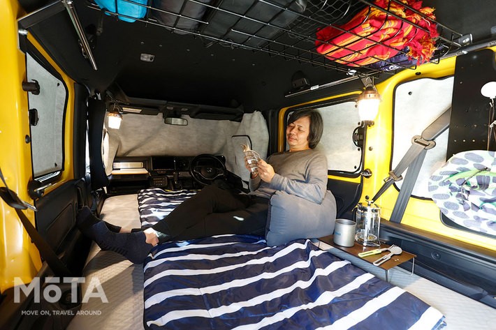 マルチボードの上にベッドマットを敷けば、大人2名でも就寝可能なゆとりの車中泊スペースが完成する！