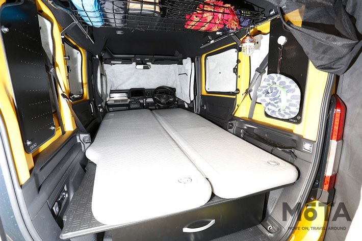 写真はホンダの軽商用車「N-VAN」に市販品の車中泊用エアマットを搭載した状態