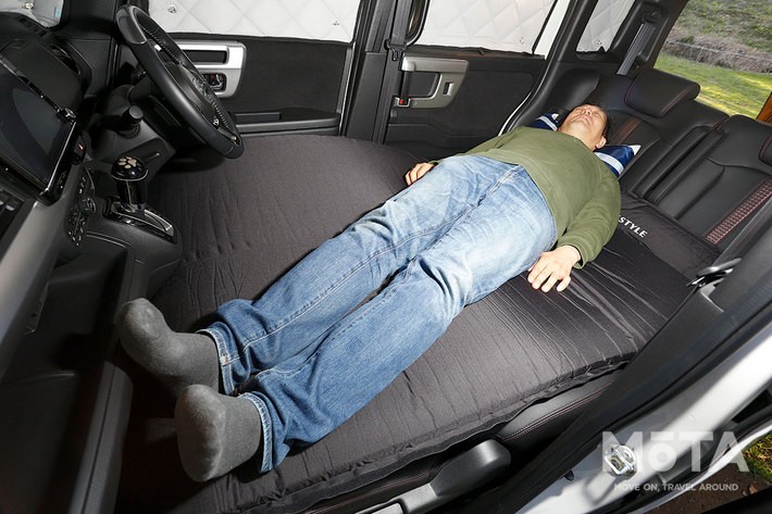 身長180cmの編集部Tがホンダ N-BOXカスタムで車中泊！ 1人で寝るならこれで十分に快適なのだ