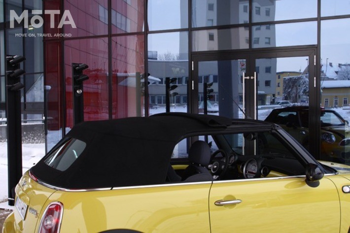 運転席頭上だけを電動でサッと開けることも可能