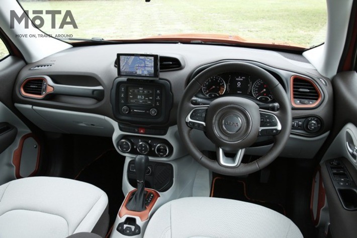 ジープ レネゲード オープニング・エディション（4×2／ボディカラー：オマハオレンジC/C）[2015年9月1日発売]