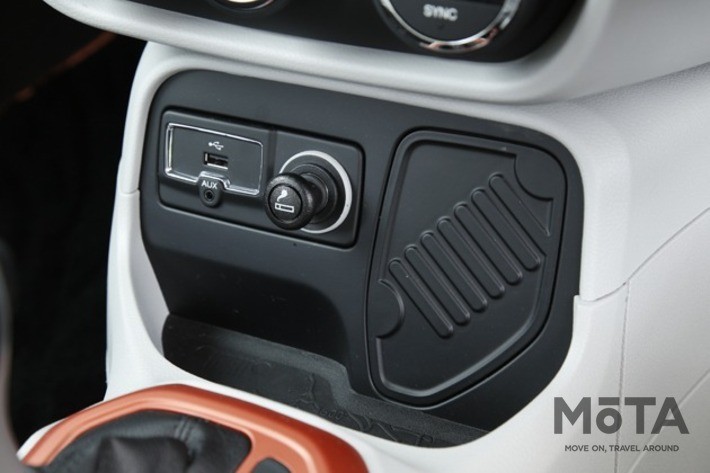 ジープ レネゲード オープニング・エディション（4×2／ボディカラー：オマハオレンジC/C）[2015年9月1日発売]