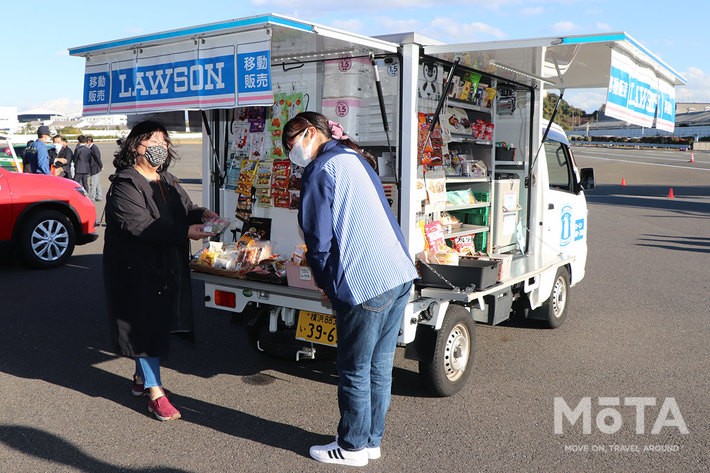 日産 NT100クリッパー「ローソン移動販売車」日産自動車イベント「＃日産あんばさだー　はたらくクルマ3」［2021年11月23日（祝）／会場：GRANDRIVE（グランドライブ／神奈川県横須賀市）］