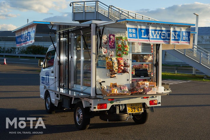 日産 NT100クリッパー「ローソン移動販売車」日産自動車イベント「＃日産あんばさだー　はたらくクルマ3」［2021年11月23日（祝）／会場：GRANDRIVE（グランドライブ／神奈川県横須賀市）］