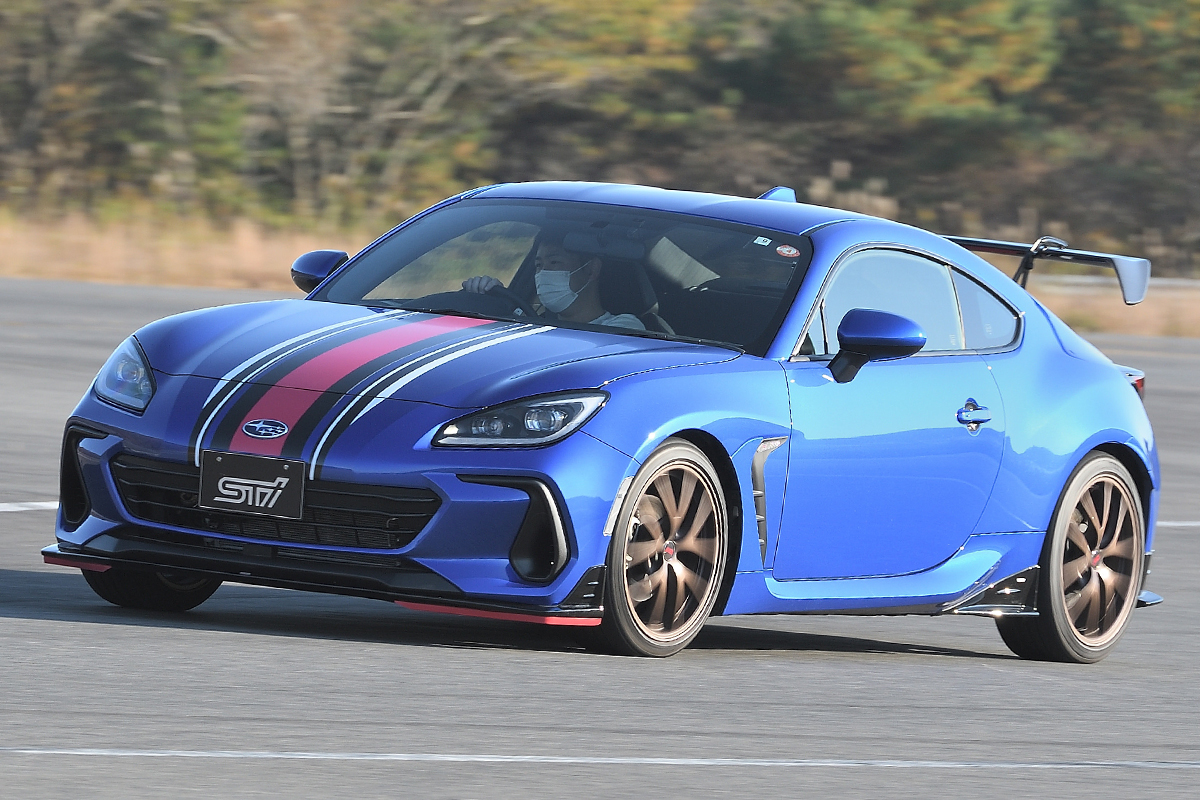 新型brzにドライカーボンリヤスポイラー装着で気分はgt参戦マシン 操舵性がアップするstiのパフォーマンスパーツを写真でチェック 話題を先取り 新型車解説21 Mota