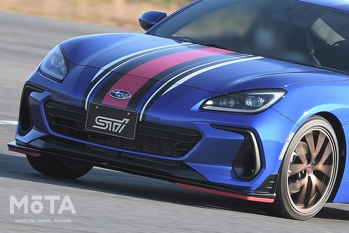 新型BRZにドライカーボンリヤスポイラー装着で気分はGT参戦