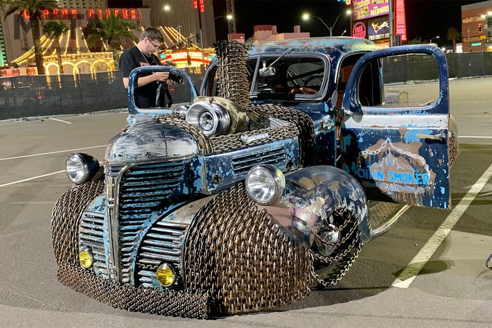 ダッジFargo FL1(1947年製)をベースにチェーンカスタムを施した「チェーン・スモーカー」