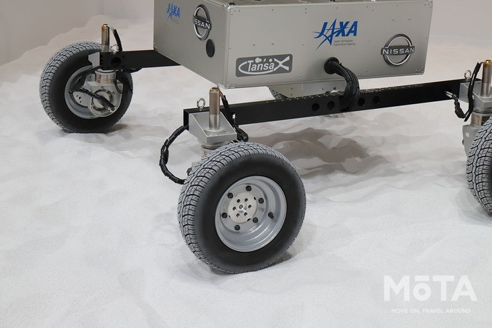 月面はレゴリスという砂地に覆われている