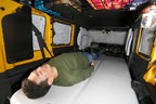 ホンダ N-VAN「車中泊仕様」純正アクセサリー装着車に身長180cmの編集部Tが寝てみた！