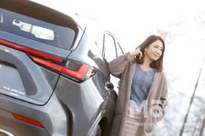 レクサス 新型NX 450h+“F SPORT”と、モータージャーナリストの今井 優杏さん