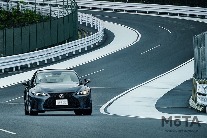トヨタ自動車「Toyota Technical Center Shimoyama（トヨタ テクニカルセンター 下山）」内に設けられたテクニカルなカントリー路（全長 約5.3km）でテストするレクサス 新型IS