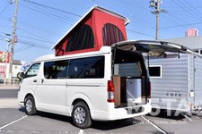 エアコンやソーラーパネルなどを装備したハイエースベースのキャンピングカー