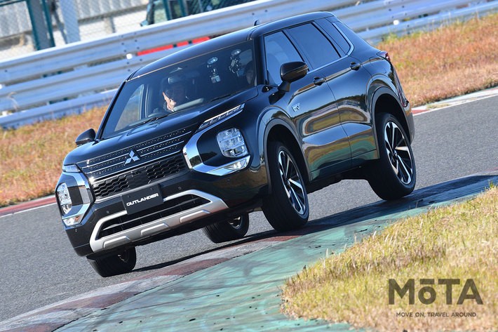 三菱 アウトランダーPHEV[日本カー・オブ・ザ・イヤー2021-2022 10ベストカー取材会（2021年11月24日／会場：千葉県・袖ケ浦フォレストレースウェイ）]