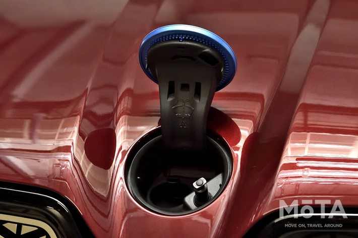 エンブレム内にウォッシャー液が用意されている