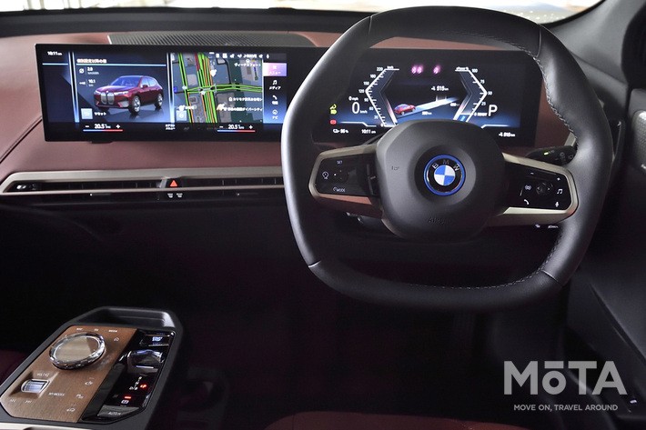 大型のカーブド・ディスプレイを備える