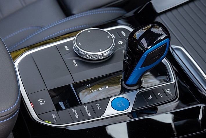 BMW iのカラーであるブルーがシフトノブとスターターボタンに入る