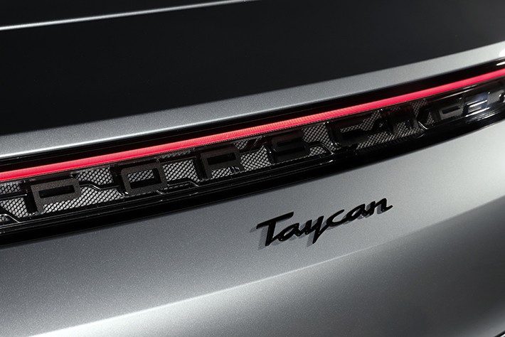 テスト車はベースモデルなのでエンブレムはTaycanのみ