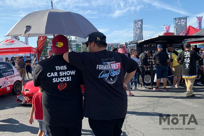 左はJDM EGOという旧車パーツのブランドが作るTシャツ「THIS CAR SHOW SUCKS！」とは「このカーショウは最悪だ！」という意味。右はロングビーチで開催されたフォーミュラドリフトの公式Tシャツ