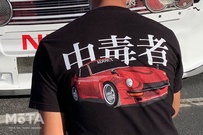 漢字＆日本メーカー大好き！ アメリカの日本車系カーマニアが着ているTシャツは「中毒者」！？
