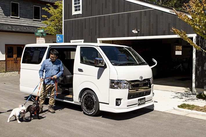 愛犬と一緒に乗りたいというオーナーに向けた専用ハイエース「DOG VAN」