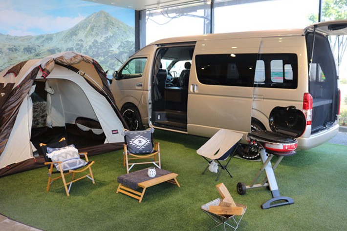 ハイエースのコンプリート車両を使ったキャンプ風景の展示なども行われている店舗も