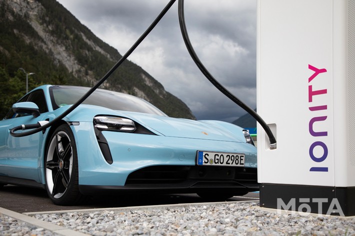 ポルシェ タイカン4S（Taycan 4S）