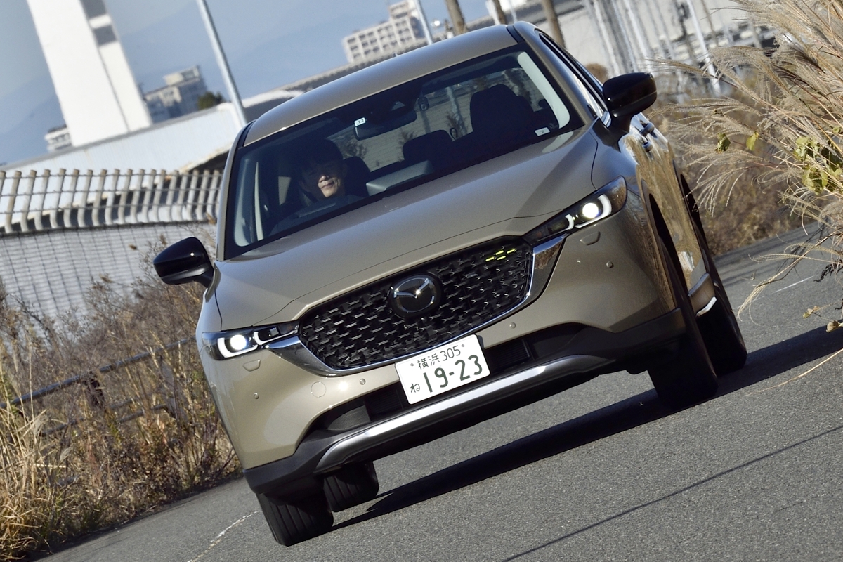 Cx 5vsrav4比較 同じアウトドア路線でもキャラクターがまったく違う イカツいrav4に比べてcx 5は質感を高めた内外装が特徴 だ 徹底比較 人気新型車比較22年 Mota