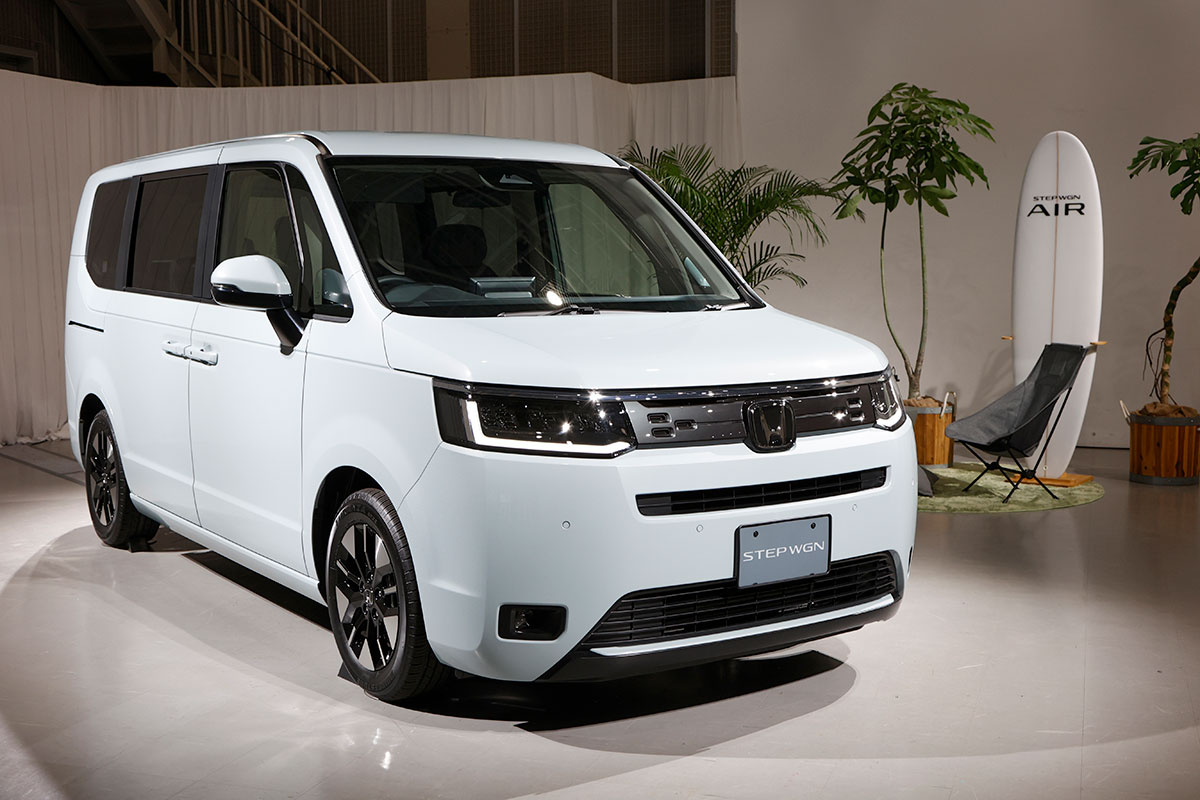 新型ステップワゴンは生活のなかに溶け込むデザインが魅力 クルマもシンプルで長く使えるものが流行る 話題を先取り 新型車解説22 Mota