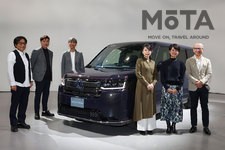 ホンダ 新型ステップワゴン 開発責任者 蟻坂 篤史さん（一番右）と、内外装デザイン開発に携わったデザイナー