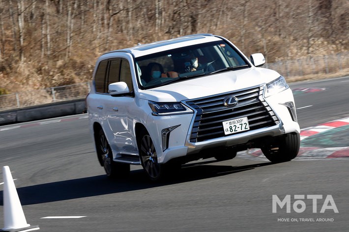 従来型「LX570」もおだやかに曲がっているが、そもそもの進入速度が大きく異なる