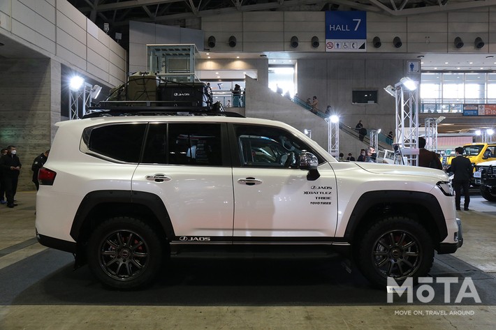 下回りを黒で統一して重心を下に見せている