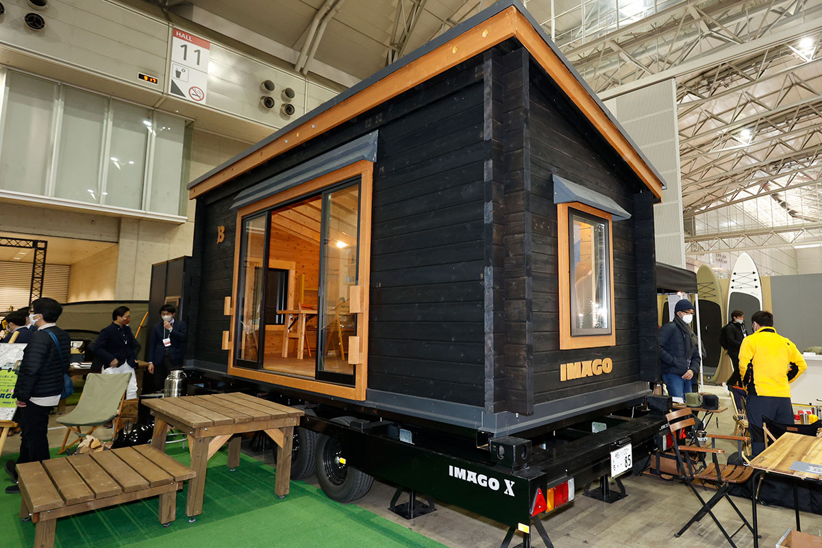 キャンピングカーもびっくり 移動可能なログハウス Bess Imago はもはや 家そのもの だった 東京アウトドアショー22 話題を先取り 新型車解説22 Mota