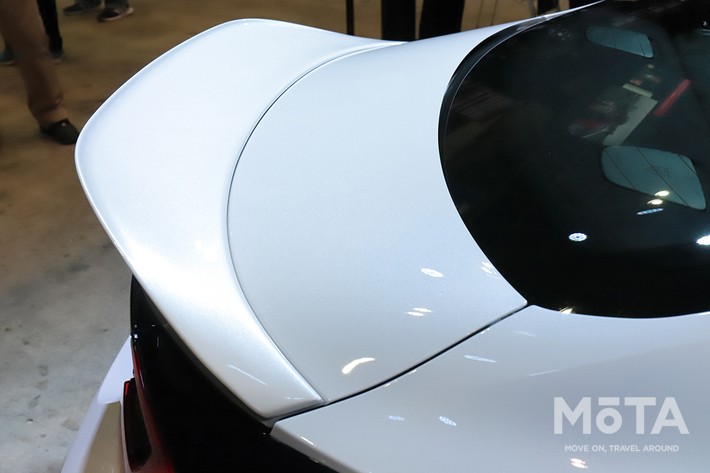 トランクスポイラー