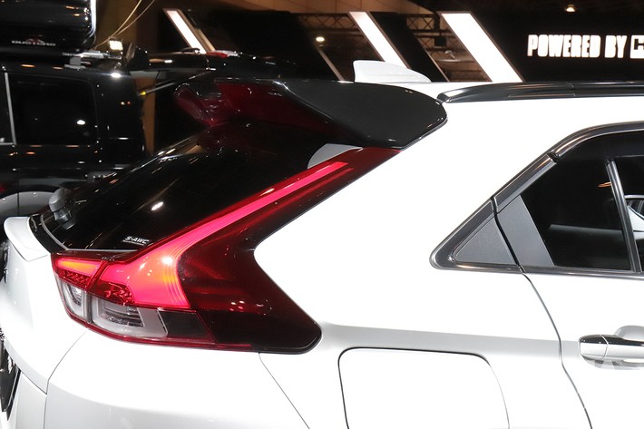 リアにはルーフスポイラーを装備