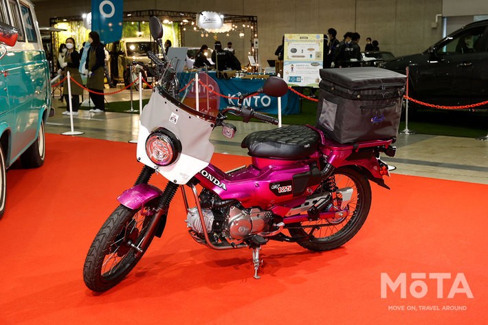 ショッキングピンクがまぶしい ハンバーグ師匠 井戸田 潤氏の ホンダ Ct125 ハンターカブ は 機能性 実用性も充実 東京アウトドア ショー22 話題を先取り 新型車解説22 Mota