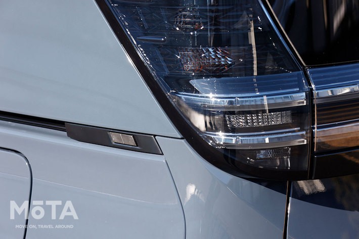 トヨタ 新型ノア／ヴォクシー「トヨタ 新型ヴォクシー Ｓ-Z（ハイブリッド・2WD・7人乗り）」パワーバックドアスイッチ（車両サイド）[ボディカラー：マッシブグレー／2022年1月13日フルモデルチェンジ]